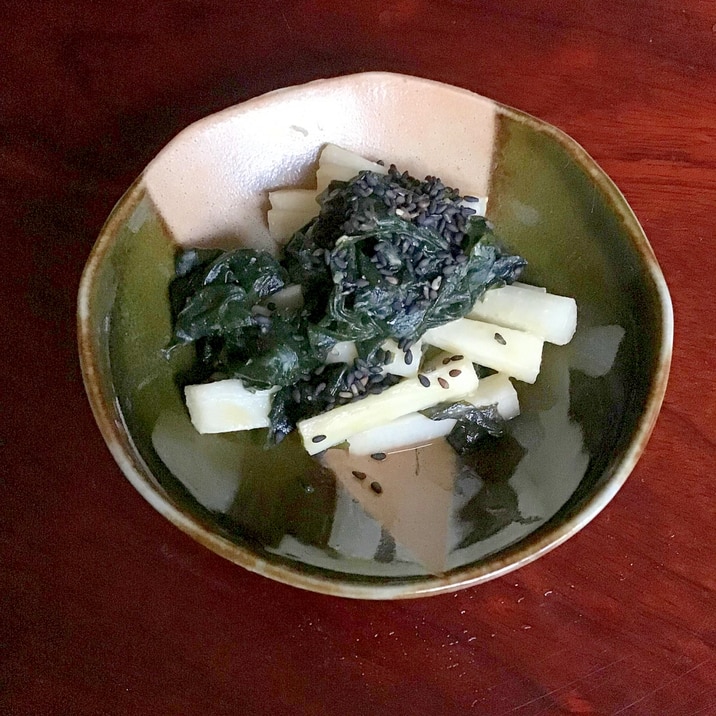 細切りウドの山葵ポン酢で味付けしたワカメの乗せ。